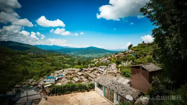 大理南涧宝华镇阿里勿大村:屋脊是未干的墨线,云雾是洇开的留白