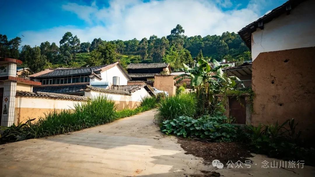 大理南涧宝华镇阿木腊大村:清晨的光是慢动作的——它一寸寸挪过屋檐,怕吵醒昨夜的梦 - 第2张 - 念山川旅行 大理南涧宝华镇阿木腊大村:清晨的光是慢动作的——它一寸寸挪过屋檐,怕吵醒昨夜的梦 - 第2张