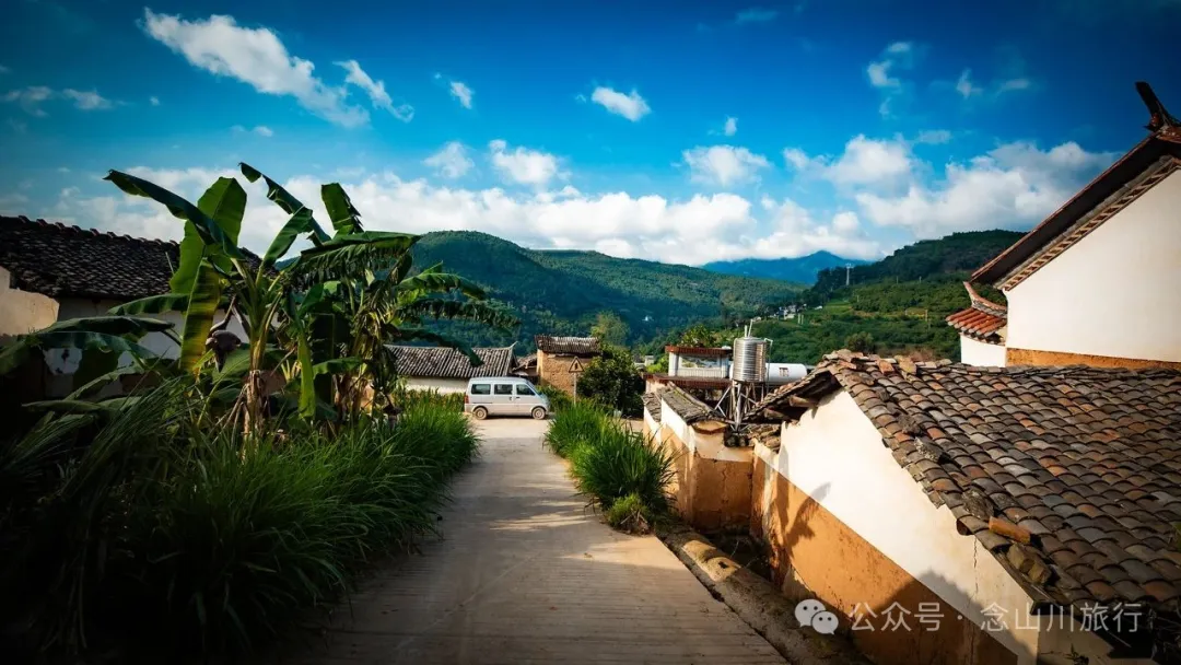 大理南涧宝华镇阿木腊大村:清晨的光是慢动作的——它一寸寸挪过屋檐,怕吵醒昨夜的梦 - 第6张 - 念山川旅行 大理南涧宝华镇阿木腊大村:清晨的光是慢动作的——它一寸寸挪过屋檐,怕吵醒昨夜的梦 - 第6张