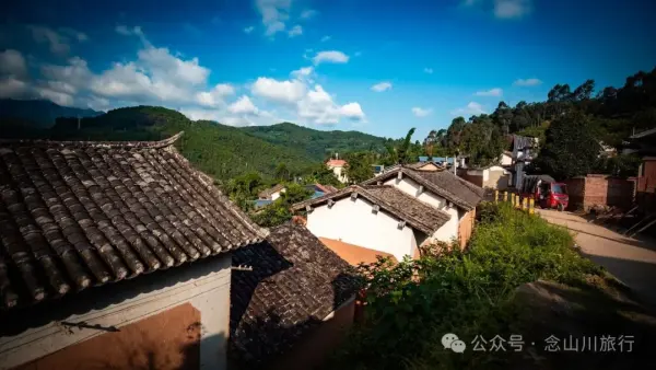 大理南涧宝华镇阿木腊大村：清晨的光是慢动作的——它一寸寸挪过屋檐，怕吵醒昨夜的梦