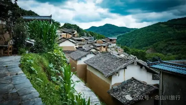 大理南涧宝华镇格止腊村:一条小河分两岸,却让风景成了双倍
