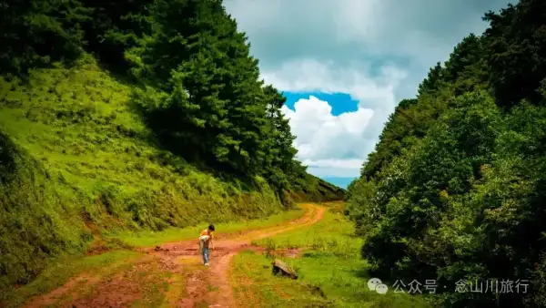 巍弥线-沙帽山的山景风光:风车是云雾的时针,草甸是山峦的柔软衬里