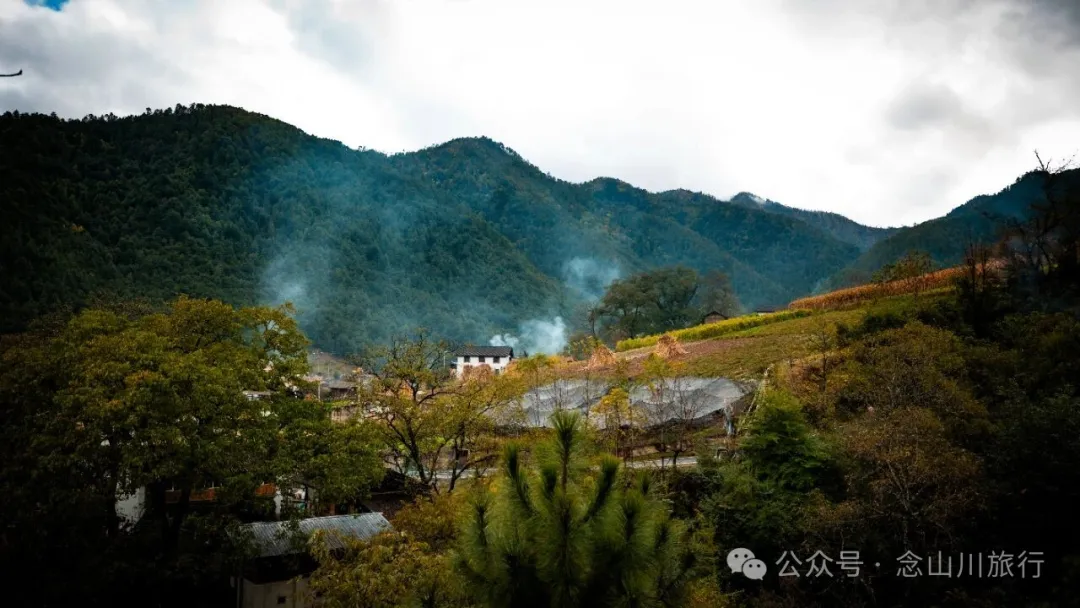 静坐云间的藏族村落，深秋偏遇一场烂漫花开 - 第1张