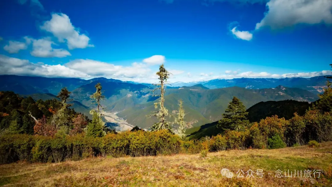 俯瞰塔城，远望达摩祖师洞和石卡雪山，秋冬季很适合来巴珠这条徒步路线 - 第1张