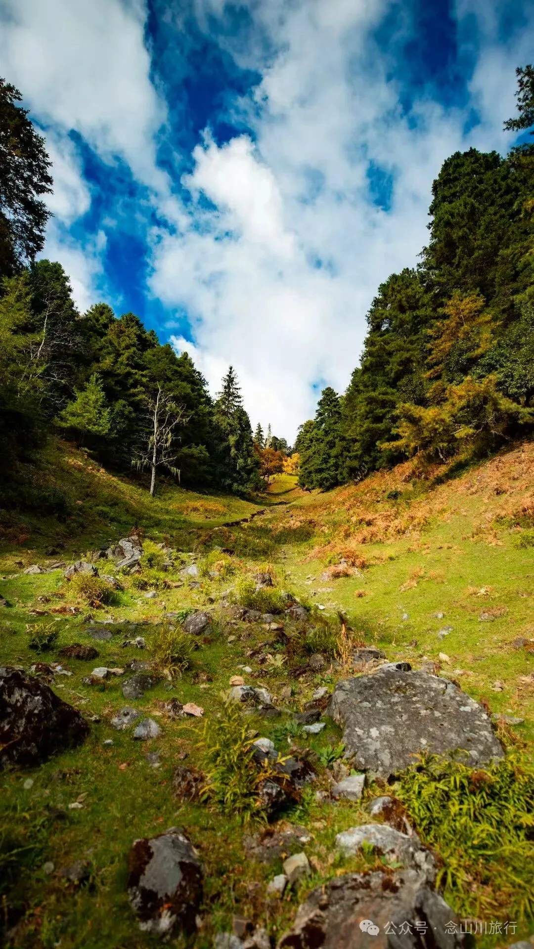 俯瞰塔城，远望达摩祖师洞和石卡雪山，秋冬季很适合来巴珠这条徒步路线 - 第11张