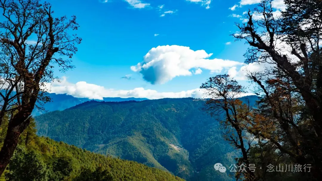 俯瞰塔城，远望达摩祖师洞和石卡雪山，秋冬季很适合来巴珠这条徒步路线 - 第14张