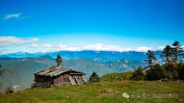 俯瞰塔城,远望达摩祖师洞和石卡雪山,秋冬季很适合来巴珠这条徒步路线