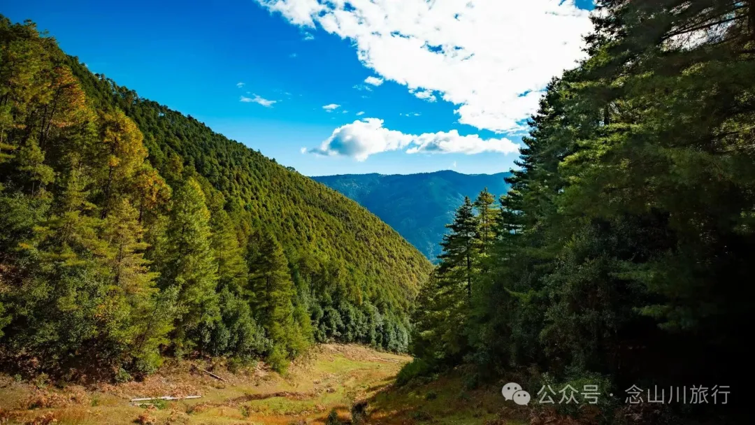 俯瞰塔城，远望达摩祖师洞和石卡雪山，秋冬季很适合来巴珠这条徒步路线 - 第2张