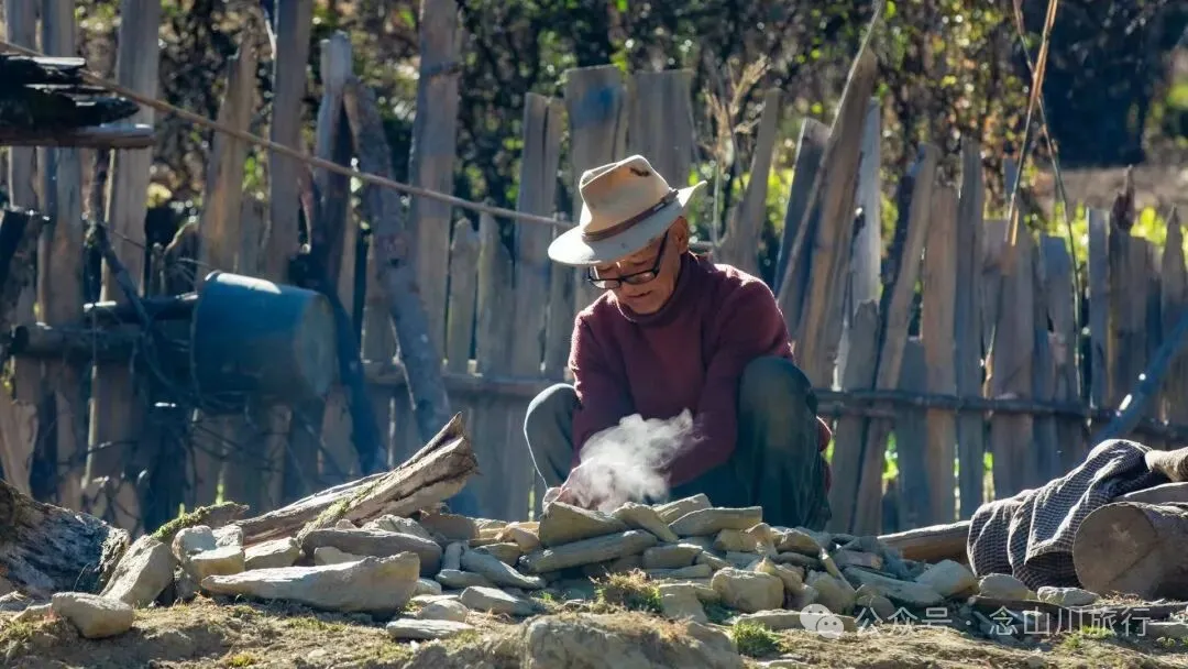 一根竹棍，一双绿色胶鞋，70岁的他们就这样去爬山了 - 第4张