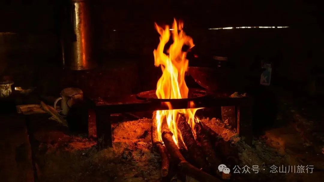 一根竹棍，一双绿色胶鞋，70岁的他们就这样去爬山了 - 第6张