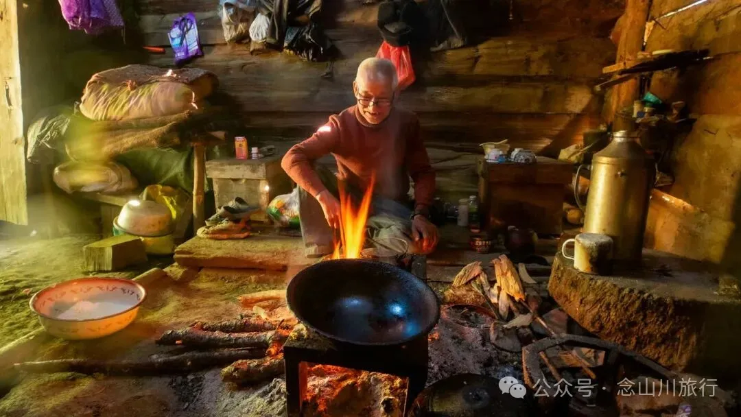 一根竹棍，一双绿色胶鞋，70岁的他们就这样去爬山了 - 第7张