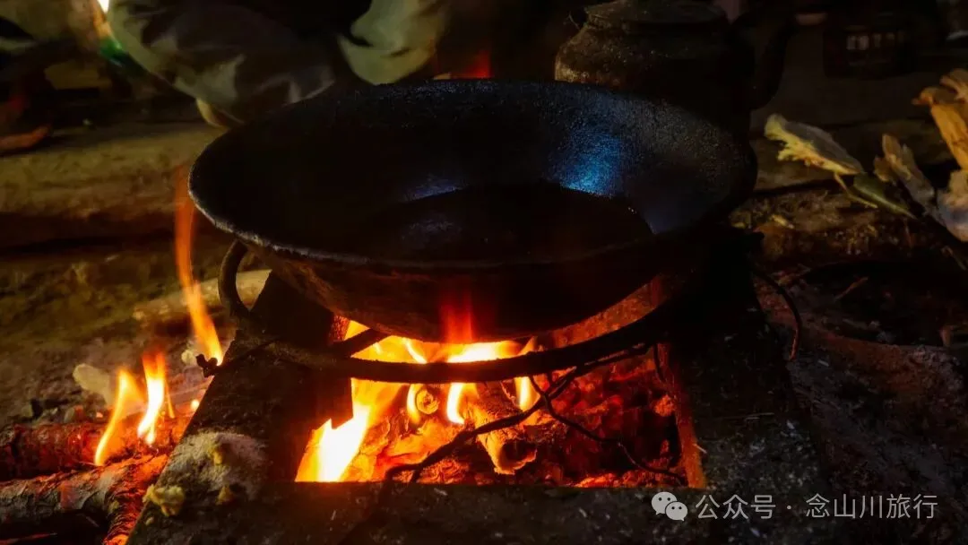一根竹棍，一双绿色胶鞋，70岁的他们就这样去爬山了 - 第8张