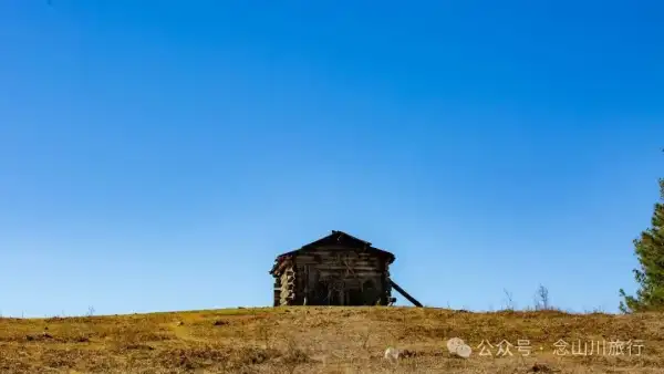 冬日小确幸:躺在遥望金沙江和塔城的山顶牧场晒一天太阳