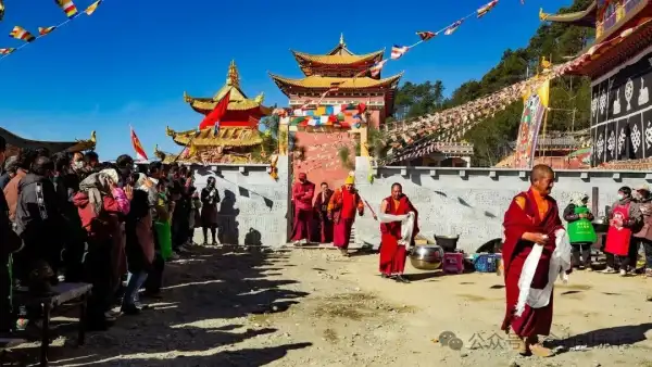 僧侣、活佛与匍匐的村民:我在云南的一座悬崖寺庙,见证了什么?