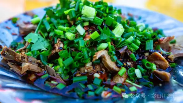 大理巍山庙街赶集|从下关坐车50公里赶来的大爷,就为了集市上的一顿大排档