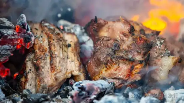 大理巍山金沙坪村杀猪饭:一口火烧肉与一次落日晚霞的乡愁治愈之旅