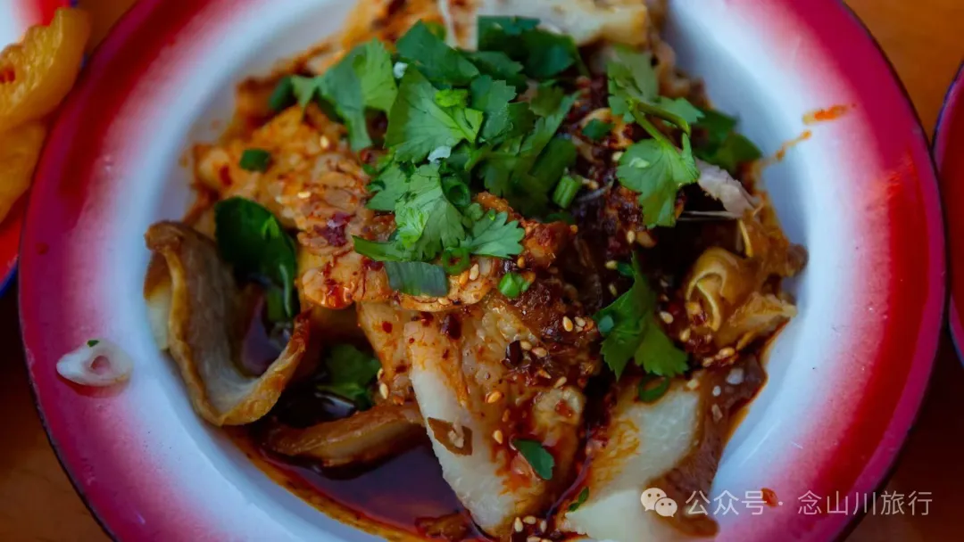 大理巍山彝族婚礼上的传统美食：香而不辣，油而不腻 - 第13张