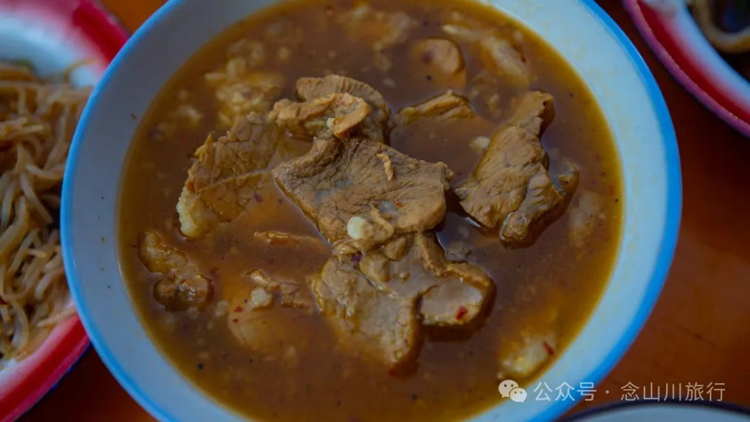 大理巍山彝族婚礼上的传统美食：香而不辣，油而不腻 - 第14张