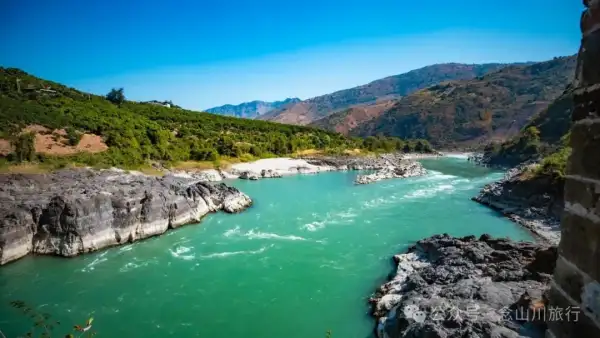 保山怒江大峡谷上的百年双虹桥和路边的网红咖啡